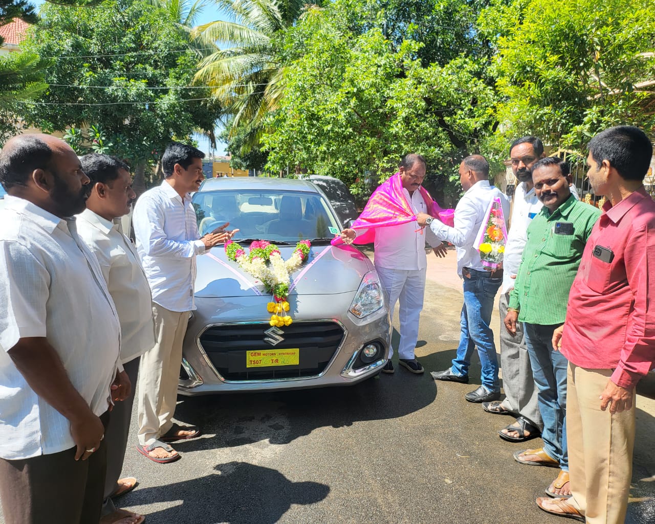 దళిత బంధు పథకం ద్వారా మంజూరైన వాహనాన్ని ముఖ్య అతిథులుగా పూజా కార్యక్రమాలు