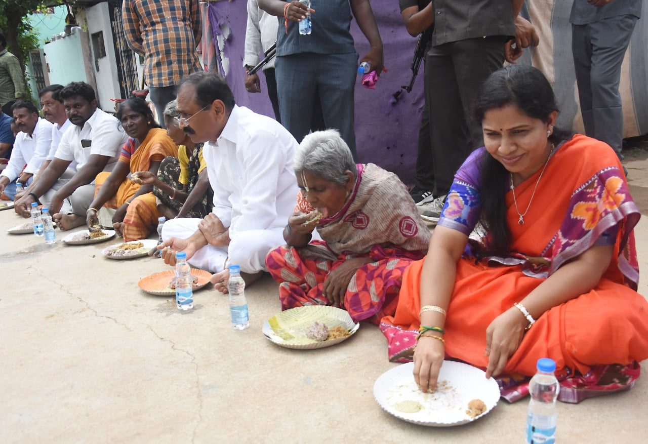 దళిత వాడ సహపంక్తి భోజనాల్లో ఎమ్మెల్యే