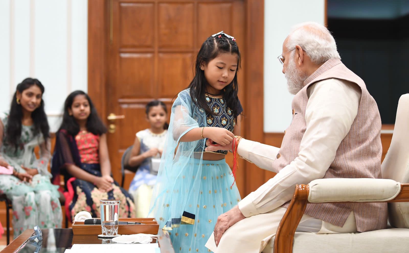 ప్రధానమంత్రి నరేంద్ర మోదీ కి రాఖీ కట్టిన ప్రధానమంత్రి కార్యాలయం (పీఎంఓ)లో పనిచేస్తున్న స్వీపర్లు, ప్యూన్లు, డ్రైవర్ల కూతుళ్లు