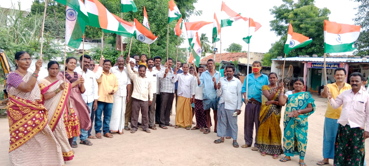 బొమ్మకల్ గ్రామంలో వివిధ సామాజిక వర్గాల భాగస్వామ్యం తో వజ్రోత్సవ ర్యాలి ప్రారంభించిన సర్పంచ్ ప్రత్యూష