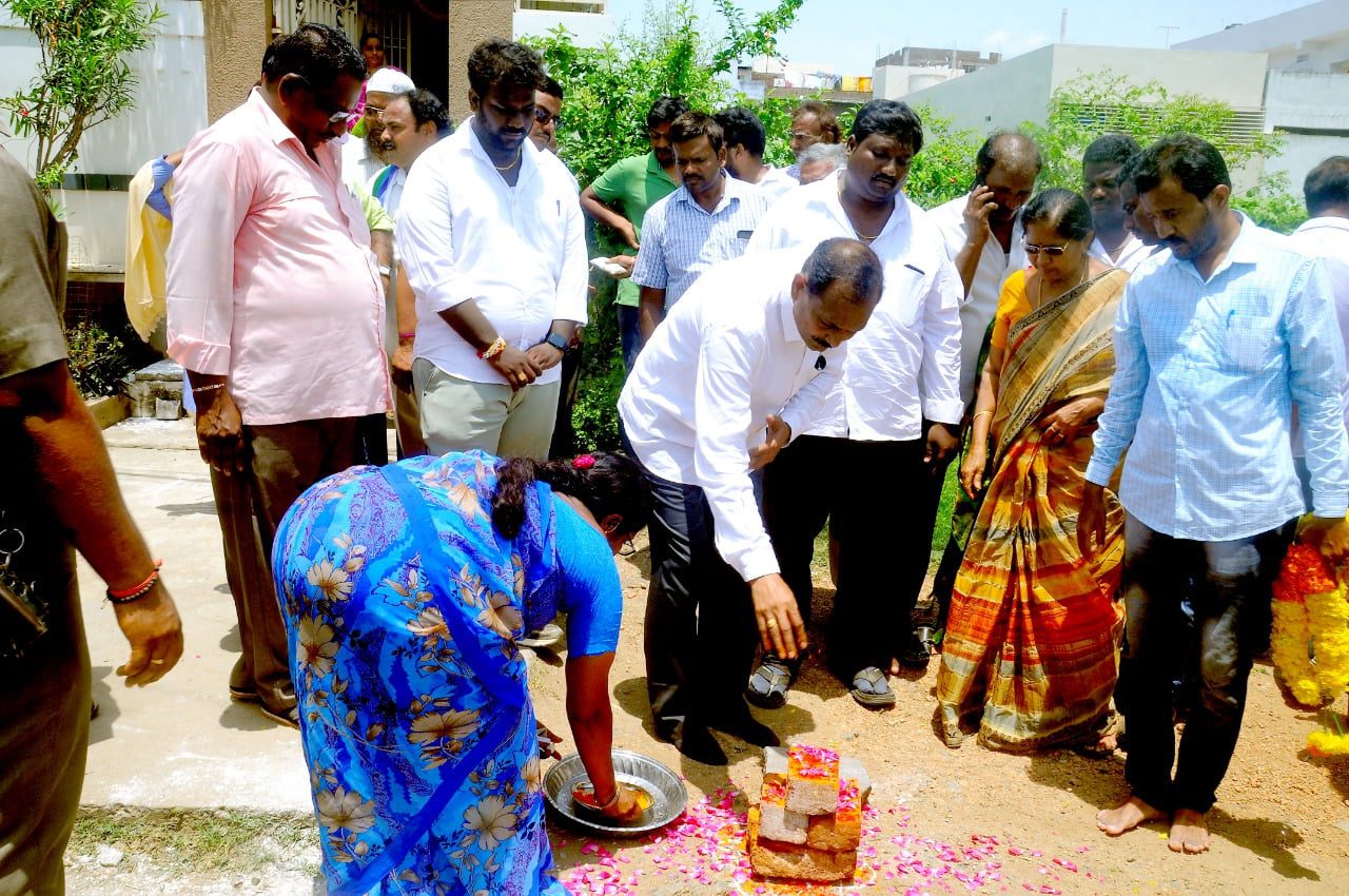 32వ వార్డ్ లో గడప గడపకు మన ప్రభుత్వం కార్యక్రమంలో పాల్గొన్న శాసనసభ్యులు  డాక్టర్ గోపిరెడ్డి శ్రీనివాసరెడ్డి