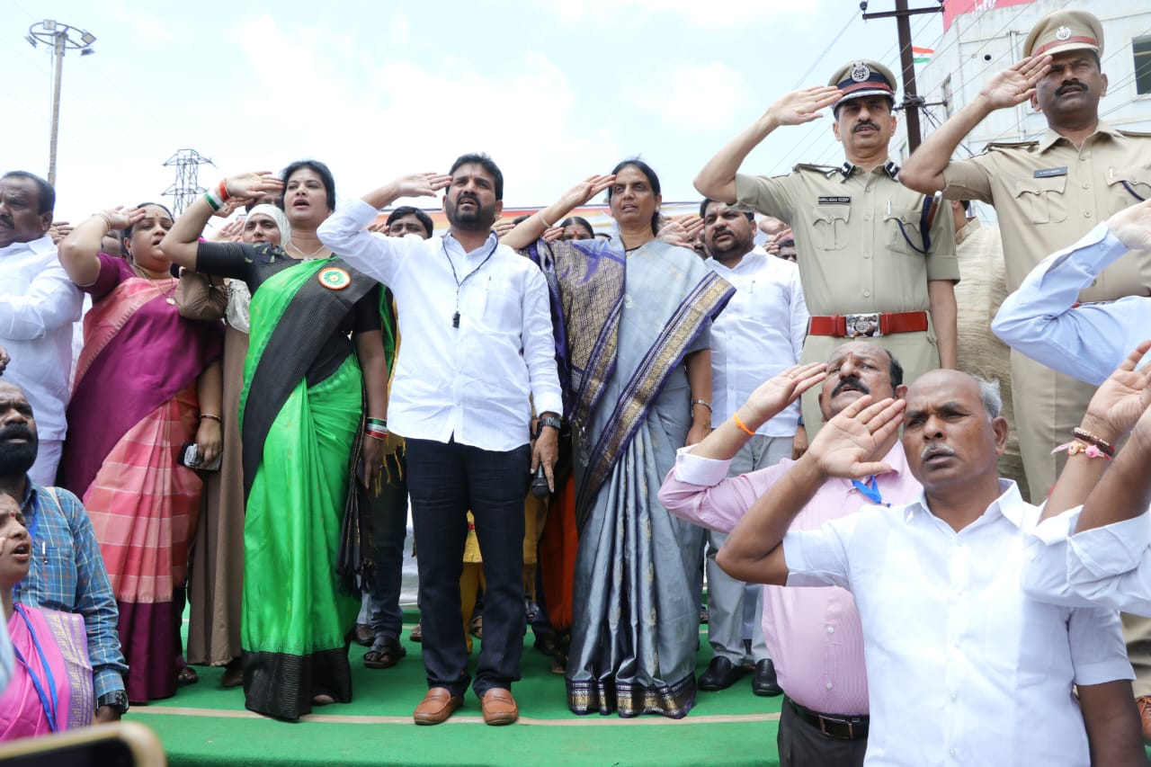 జాతీయ గీతం పాడిన విద్యా శాఖ మంత్రి సబితా ఇంద్రారెడ్డి .