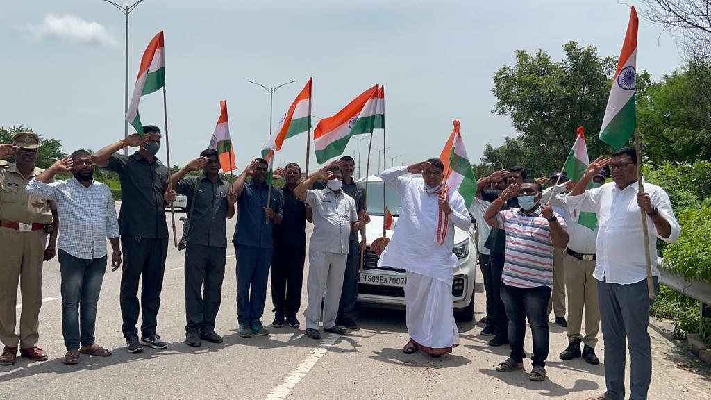 సామూహిక జాతీయ గీతాలాపన లో పాల్గొన్న తెలంగాణ రాష్ట్ర శాసన సభాపతి  పోచారం శ్రీనివాస రెడ్డి .