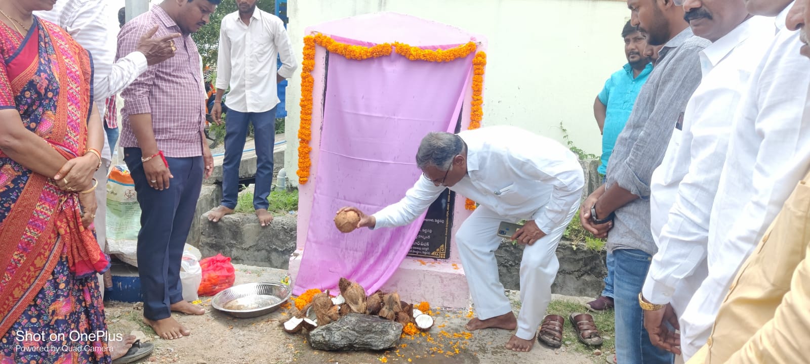 సీసీ రోడ్ ల నిర్మాణానికి శంకుస్థాపన చేసిన ఎమ్మెల్యే దాసరి