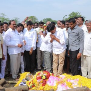 కొండబాల సతీమణికి పొంగులేటి నివాళి