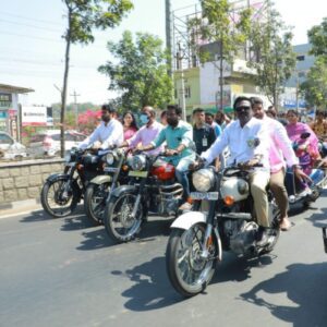 ఇంటింటికీ మోటార్ సైకిల్ పై స్వయంగా వెళ్లి అందజేసిన మంత్రి.