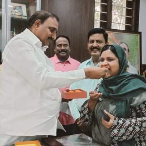 ప్రభుత్వ విప్ శ్రీ ఆరెకపూడి గాంధీ గారి నివాసంలో మహిళ సోదరీమణులను శాలవ తో సత్కరించి