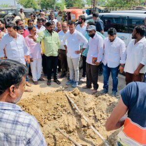 సీసీ రోడ్లు, భూగర్భడ్రైనేజీ నిర్మాణ పనులు పరిశీలించిన ఎమ్మెల్యే.