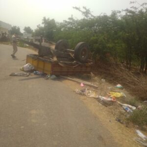 గార్లదిన్నె గ్రామంలో ట్రాక్టర్ బోల్తా…!