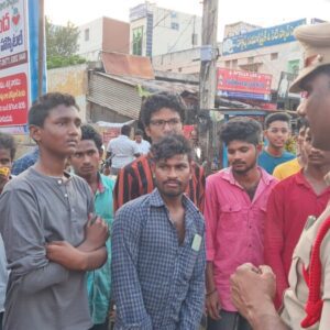 ద్విచక్ర వాహనాలు నడుపుతున్న మైనర్ బాలురలకు కౌన్సిలింగ్.