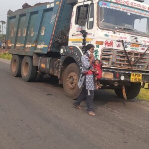 పసిపిల్ల వాడిని ఎత్తుకొని అక్రమ మైనింగ్ మాఫీయా అడ్డుకున్న లేడీ విఆర్ఓ మీనా