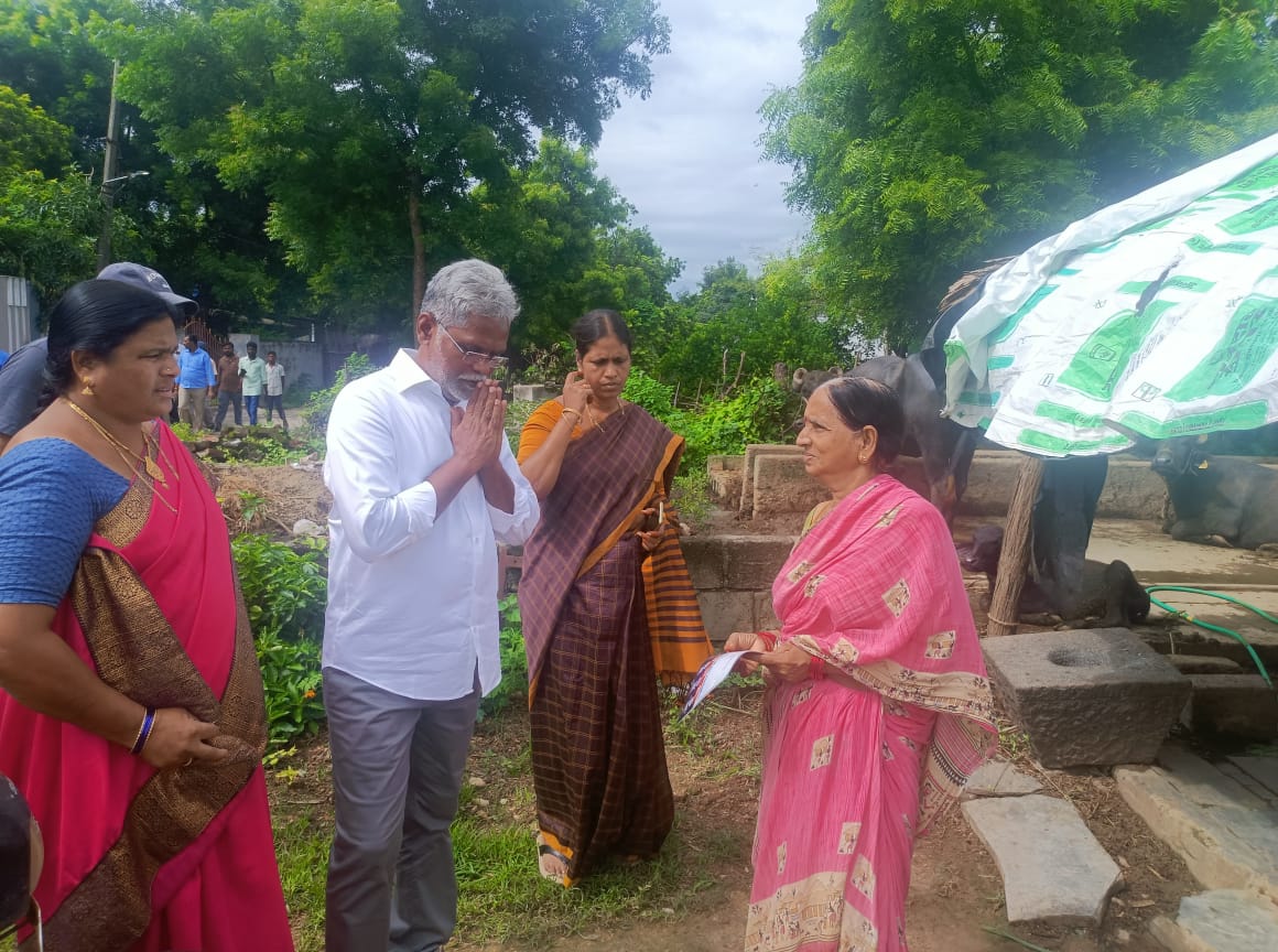 వీరులపాడు గ్రామంలో “గడపగడపకు- మన ప్రభుత్వం” కార్యక్రమం నిర్వహించిన MLA