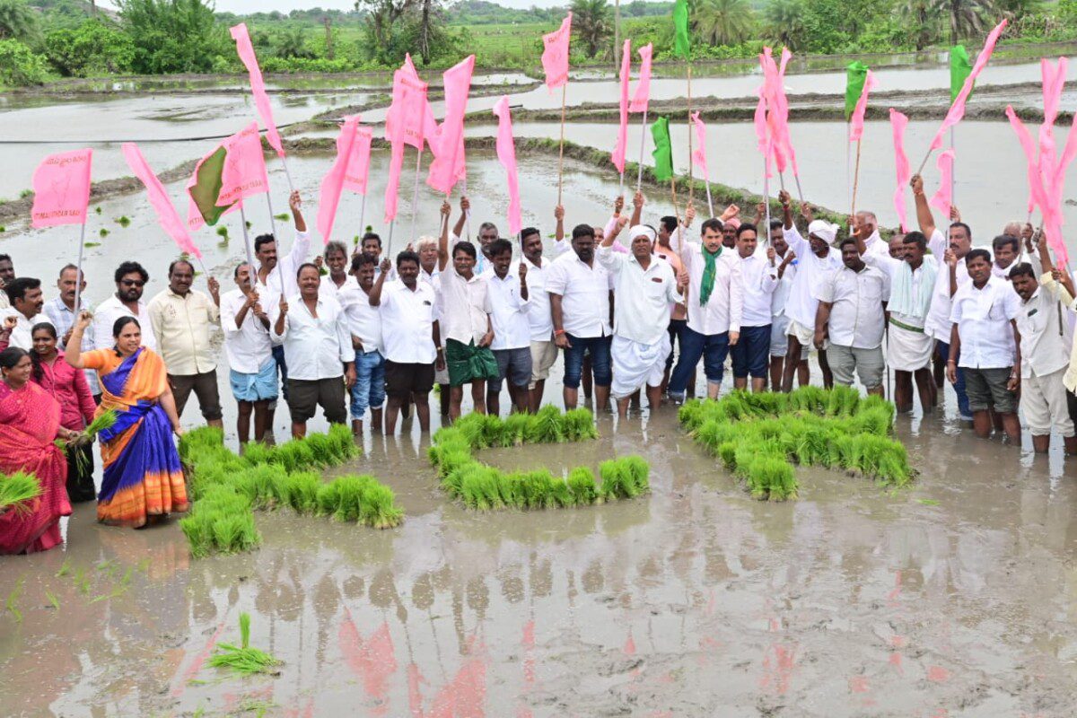 ఖమ్మం రూరల్ మండలం బీఆర్ఎస్ పార్టీ మండల అధ్యక్షుడు బెల్లం వేణుగోపాల్ ఆధ్వర్యంలో రుణమాఫి సంబురాలు