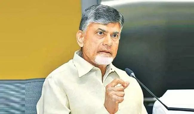 మహిళా పోలీసుల దుస్తులు లాగడాన్ని ఎలా సమర్థించుకుంటారు?: చంద్రబాబు