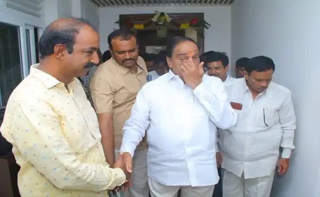 హైదరాబాద్‌ నుంచి బయలుదేరిన తుమ్మల.. కన్నీటి పర్యంతం