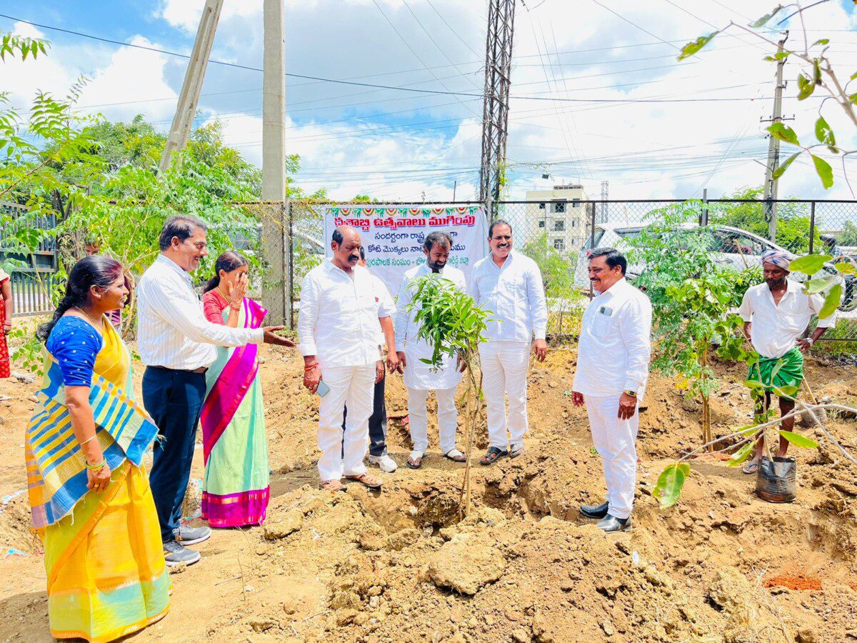 కోటి మొక్కలు నాటే కార్యక్రమంలో పాల్గొన్న కౌన్సిలర్ వి.చంద్రారెడ్డి