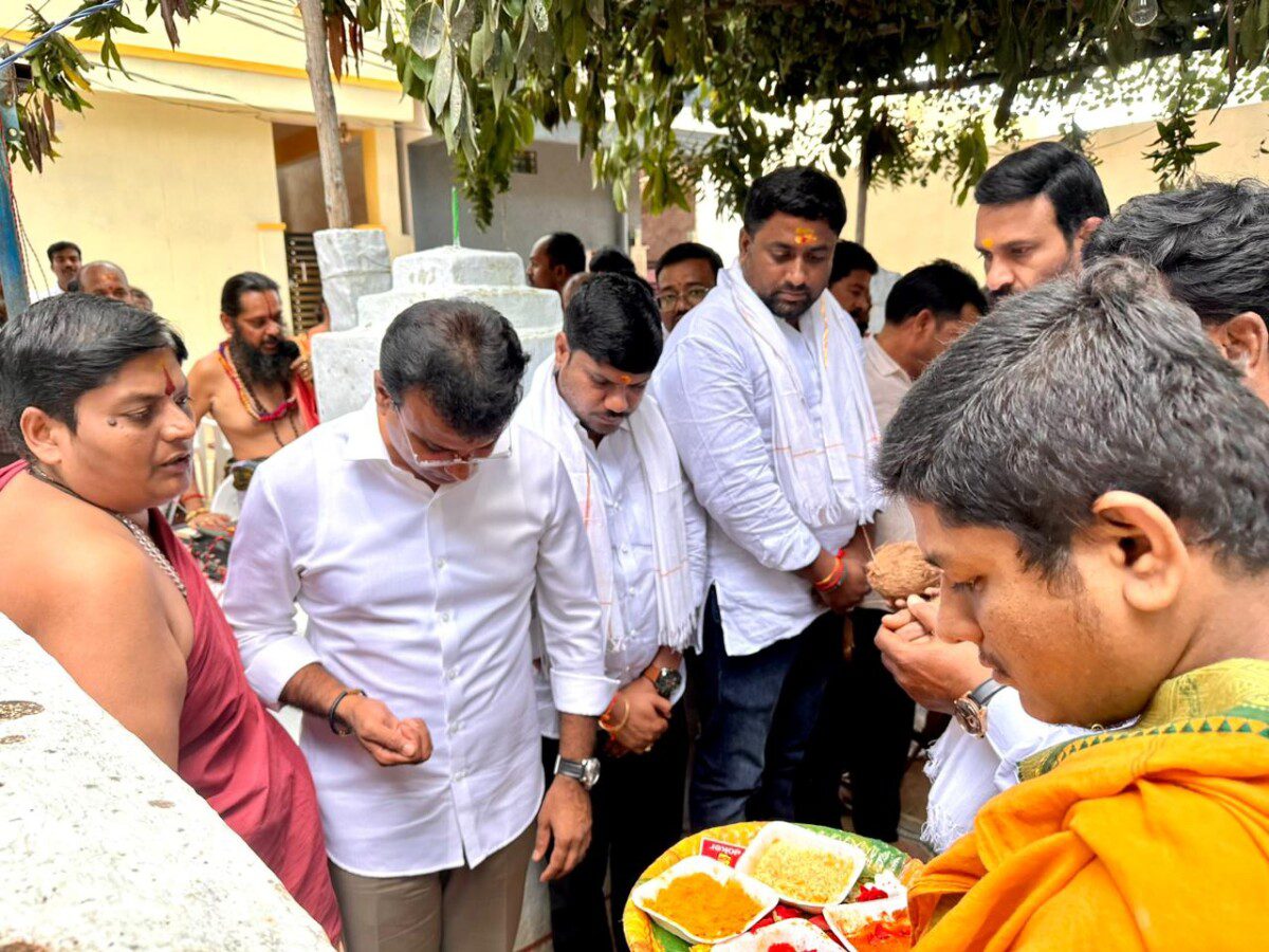 ఆనంద్ నగర్లో పోచమ్మ గుడి ఆలయ పునర్ నిర్మాణ పనులకు భూమిపూజ చేసిన ఎమ్మెల్యే కె పి వివేకానంద్