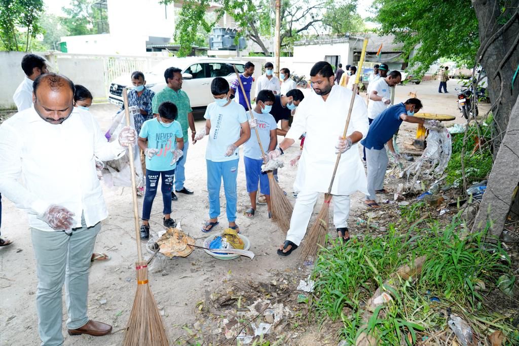 అపార్ట్మెంట్ వాసులతో కలిసి స్వచ్ఛభారత్