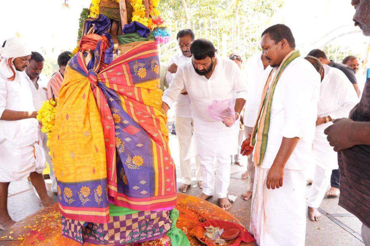 మేడారంలో సమ్మక్క సారలమ్మలని దర్శించుకుని ప్రత్యేక పూజలు