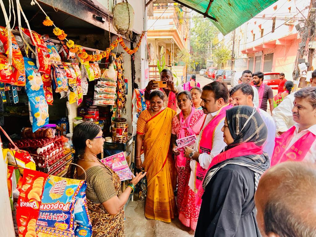 ఎన్నికల ప్రచారంలో ఎంపీ కొత్త ప్రభాకర్ రెడ్డి పై కత్తితో దాడి చేసిన గుర్తుతెలియని వ్యక్తి