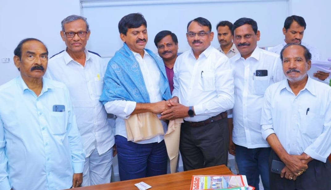 మంత్రి పొంగులేటిని కలిసిన జర్నలిస్టు నేతలు