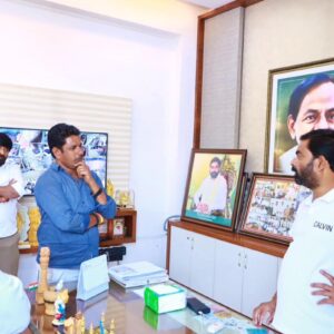 ఎమ్మెల్సీ శంభీపూర్ రాజు ని కలిసిన ప్రజలు.