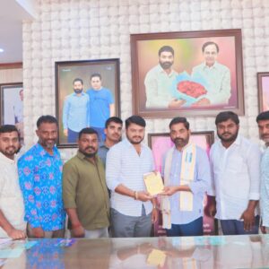 ఎమ్మెల్సీ శంభీపూర్ రాజు ని కలిసిన ప్రజలు…