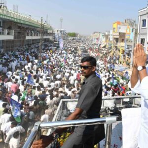 ఇడుపులపాయ వైఎస్ఆర్ ఘాట్ ను సందర్శించి బస్సు యాత్ర షురూ చేసిన సీఎం