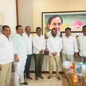 ఎమ్మెల్సీ శంభీపూర్ రాజు ని కలిసిన ప్రజలు