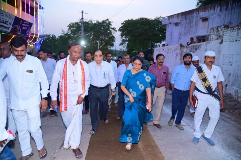 Collector visited Kondagattu Anjaneya Swamy temple on Friday evening