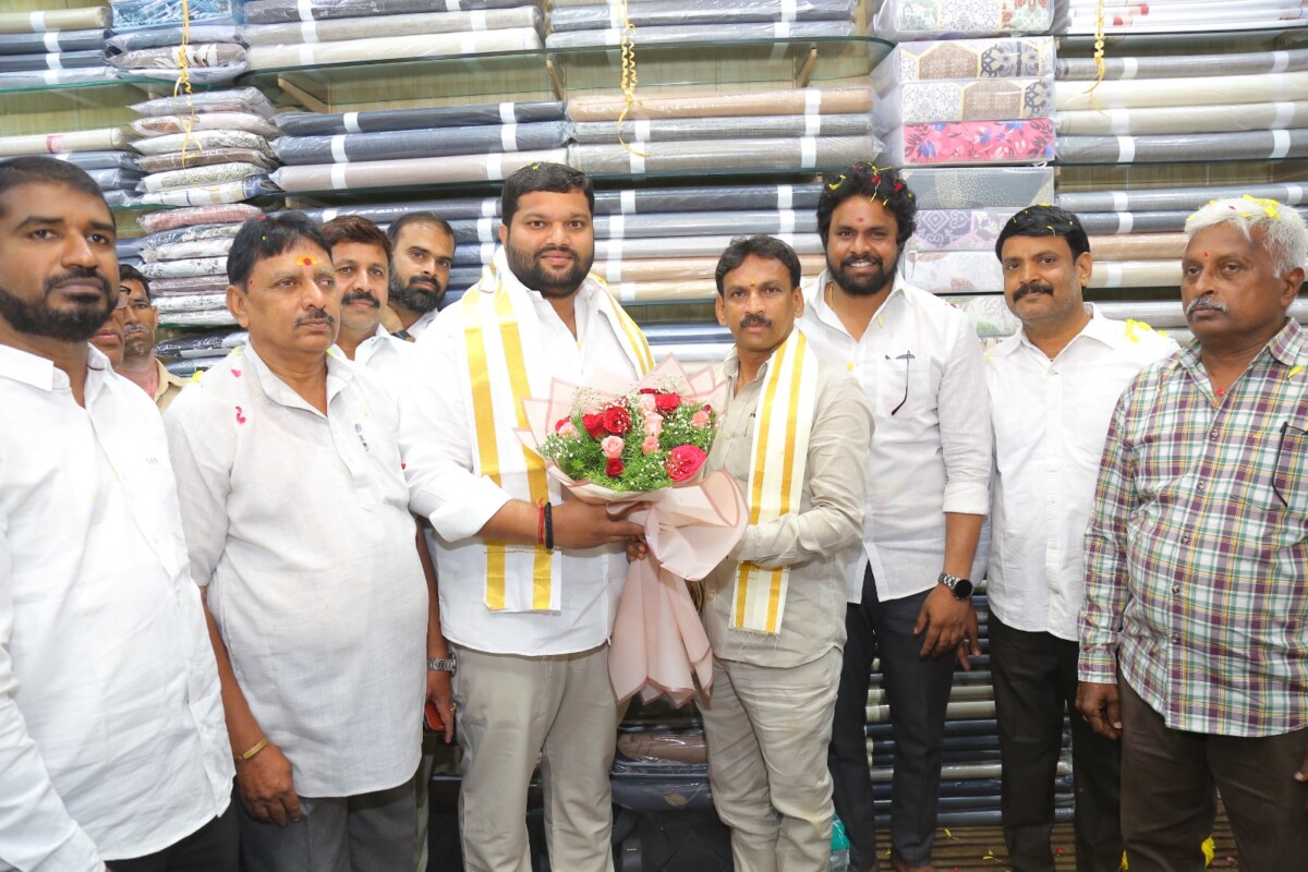 Handlooms యూనివర్సల్ హ్యాండ్లూమ్స్ అండ్ టెక్స్ టైల్స్ ప్రారంభోత్సవ కార్యక్రమం