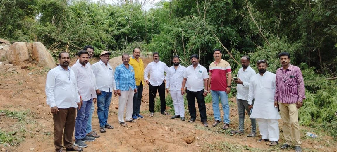 ప్రభుత్వ స్థలాన్ని ఆక్రమించడానికి వచ్చిన భూకబ్జాదారులను అడ్డుకున్న బిఆర్ఎస్ నాయకులు