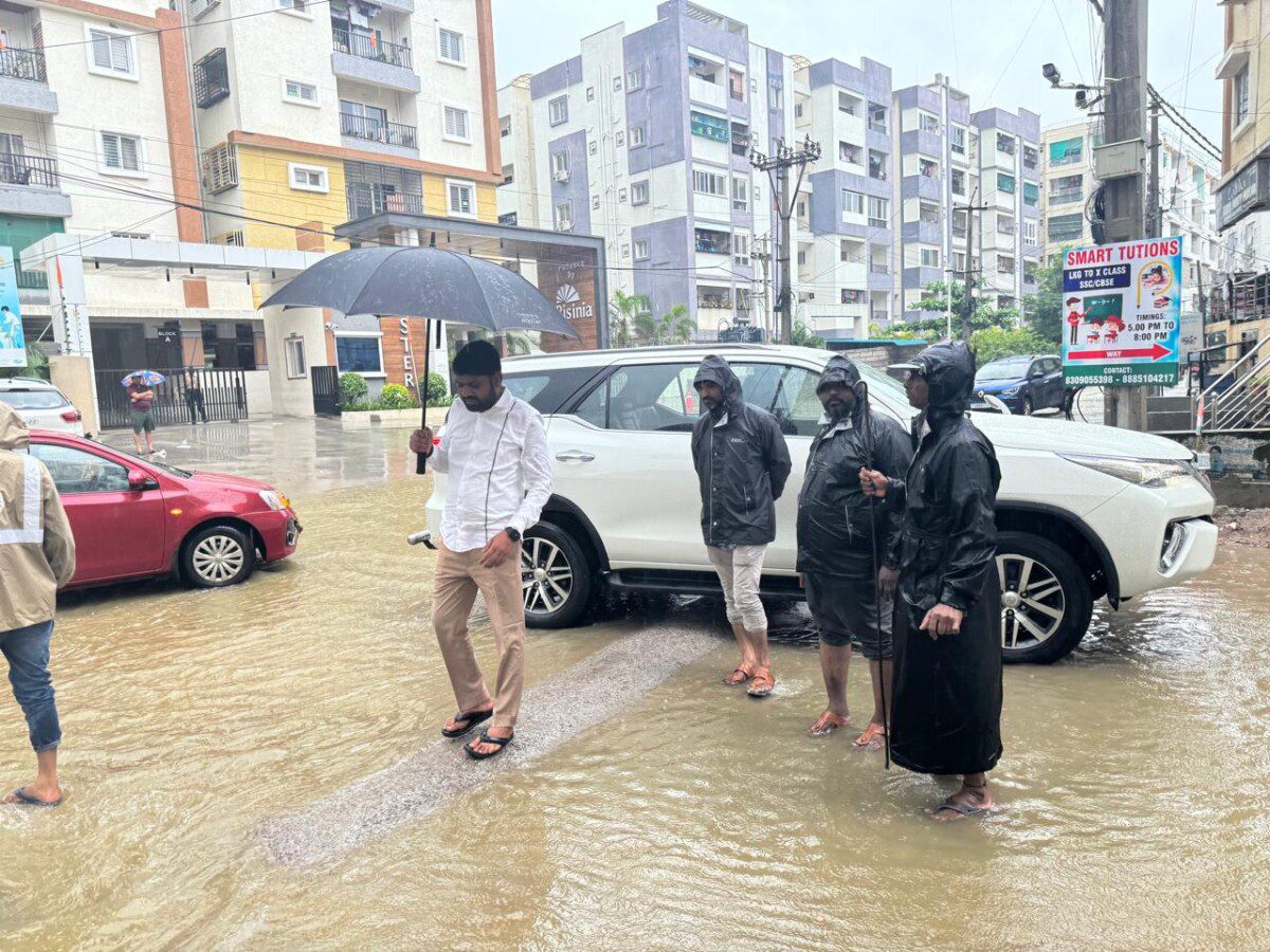 వరద ప్రభావిత ప్రాంతాల్లో పర్యటించిన డిప్యూటీ మేయర్