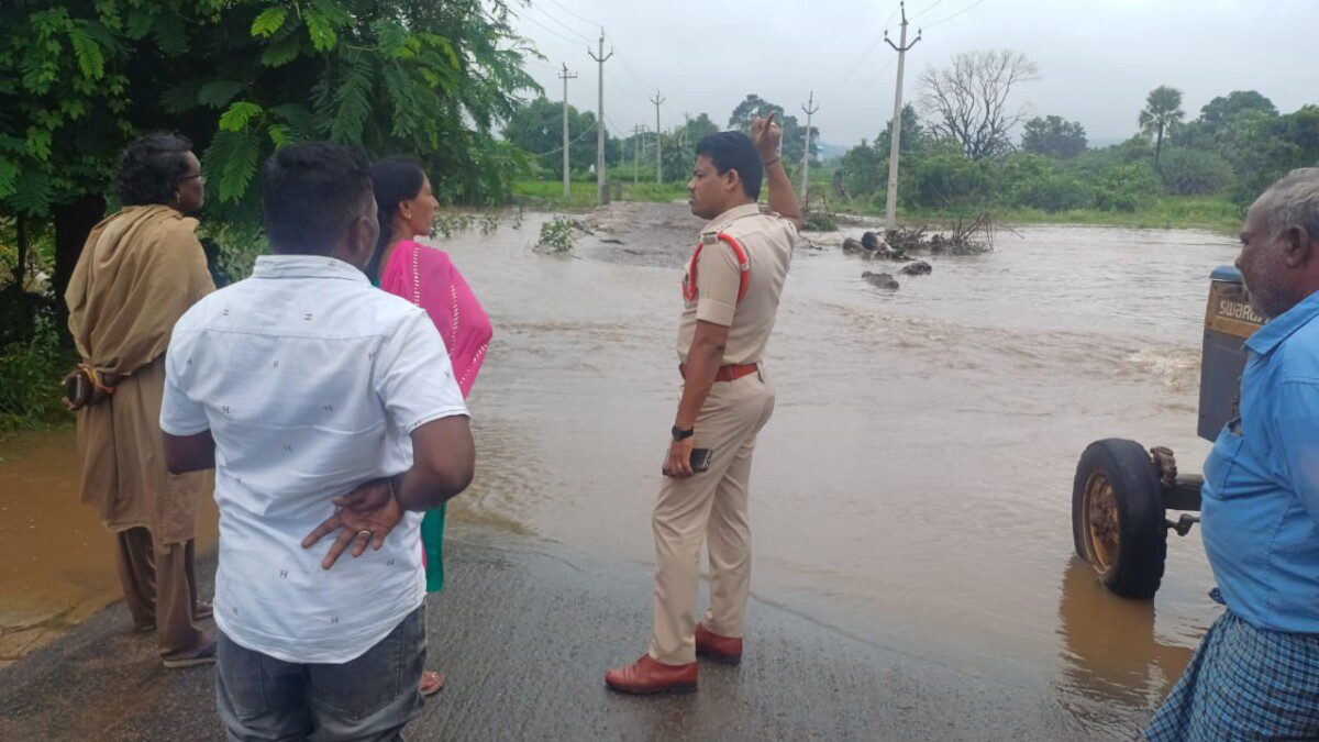 జిల్లాలో భారీ వర్షాలకు వాగులు, చెరువులు ఉప్పొంగుతుండటంతో