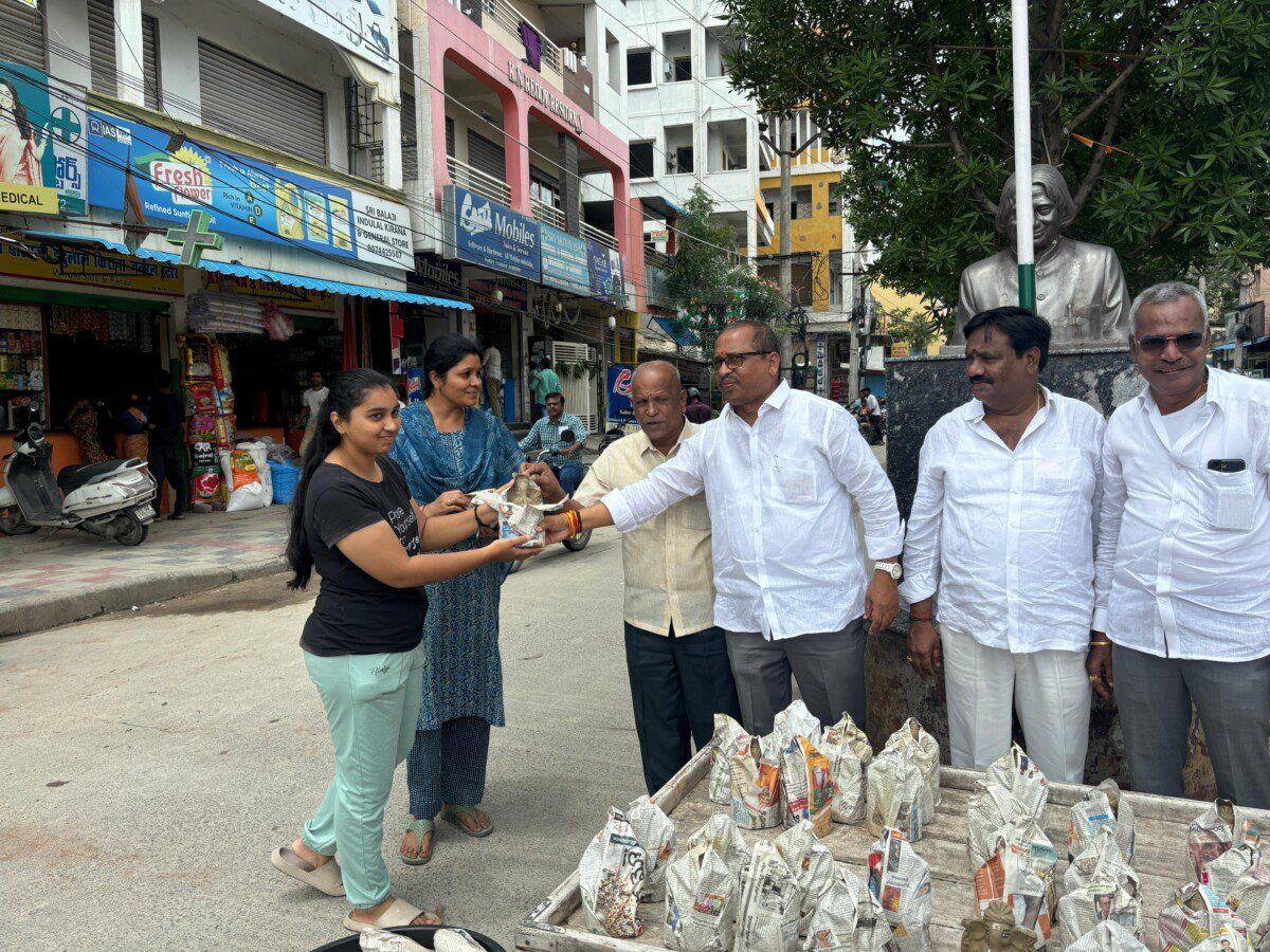 మట్టి వినాయక ప్రతిమలను పంచిన కార్పొరేటర్ వెంకటేష్ గౌడ్