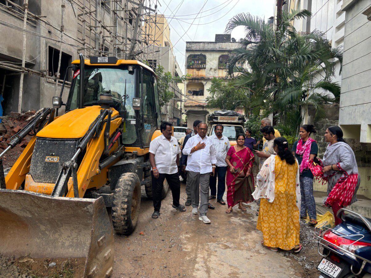 సీసీ రోడ్డు నిర్మాణ పనులను పరిశీలించిన కార్పొరేటర్ వెంకటేష్ గౌడ్