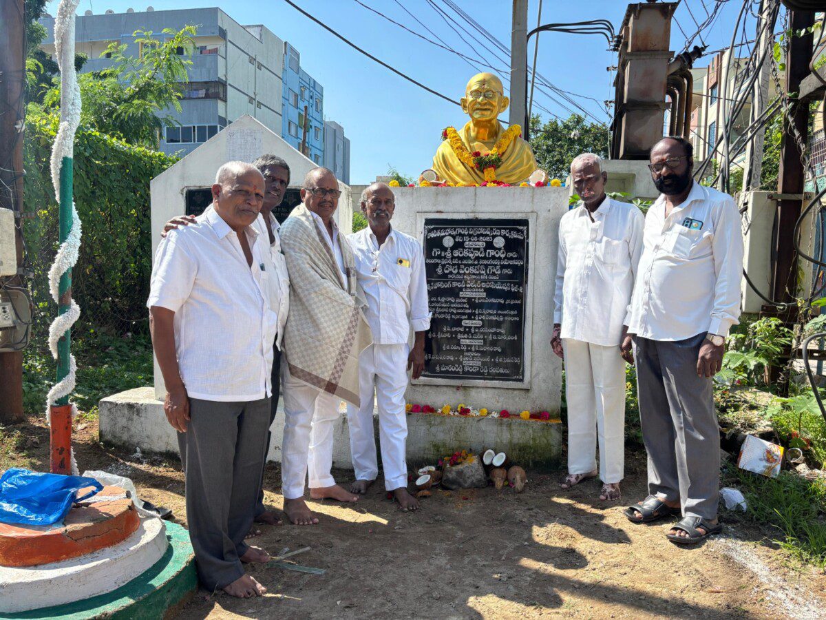 జాతిపిత విగ్రహానికి నివాళులు అర్పించిన కార్పొరేటర్ వెంకటేష్ గౌడ్