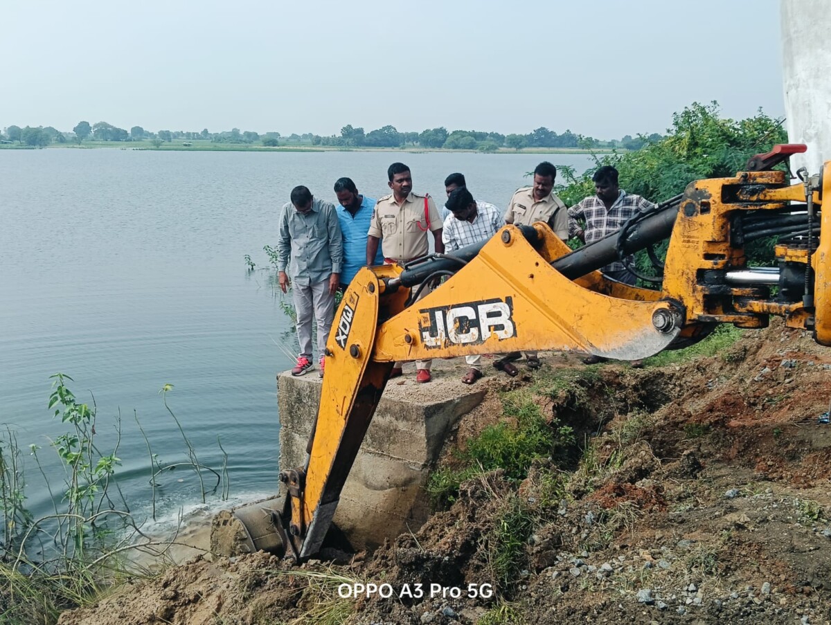 ఎమ్మెల్యే శ్రీ కేఆర్ నాగరాజు ఎస్సై శ్రీనివాస్ ని అభినందించడం జరిగింది