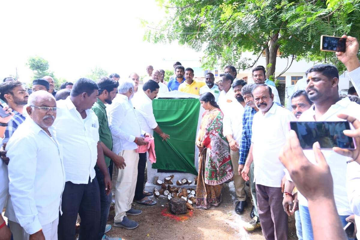 సి.సి రోడ్డు మరియు డ్రైనేజీల నిర్మాణం కోసం శంకుస్థాపన