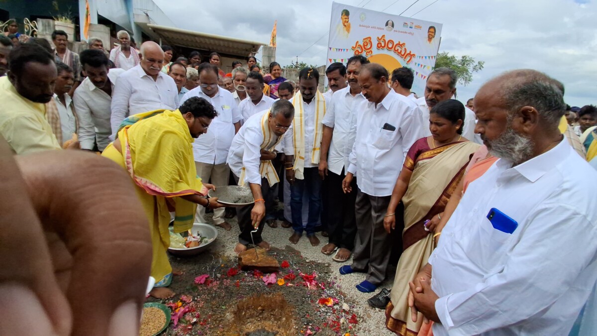 రంగాపురంలో రహదారి అభివృద్ధి పనులకు భూమిపూజ.