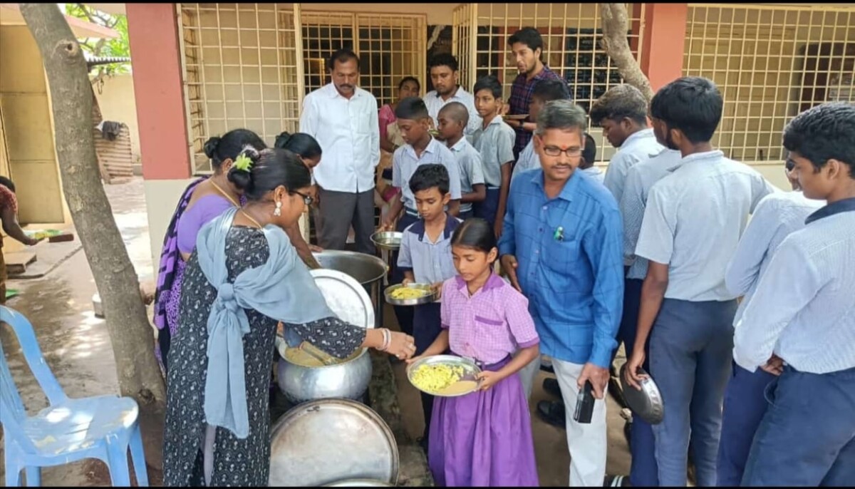 దేశపాత్రునిపాలెం హైస్కూల్ ని సందర్శింన కార్పొరేటర్ రౌతు శ్రీనివాస్