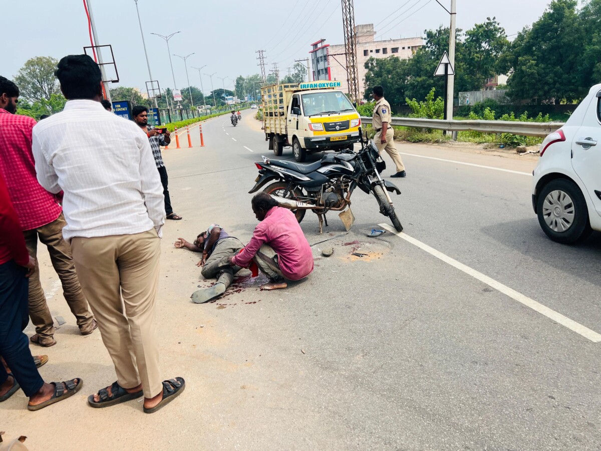 బైక్ ను ఢీ కొట్టిన లారీ