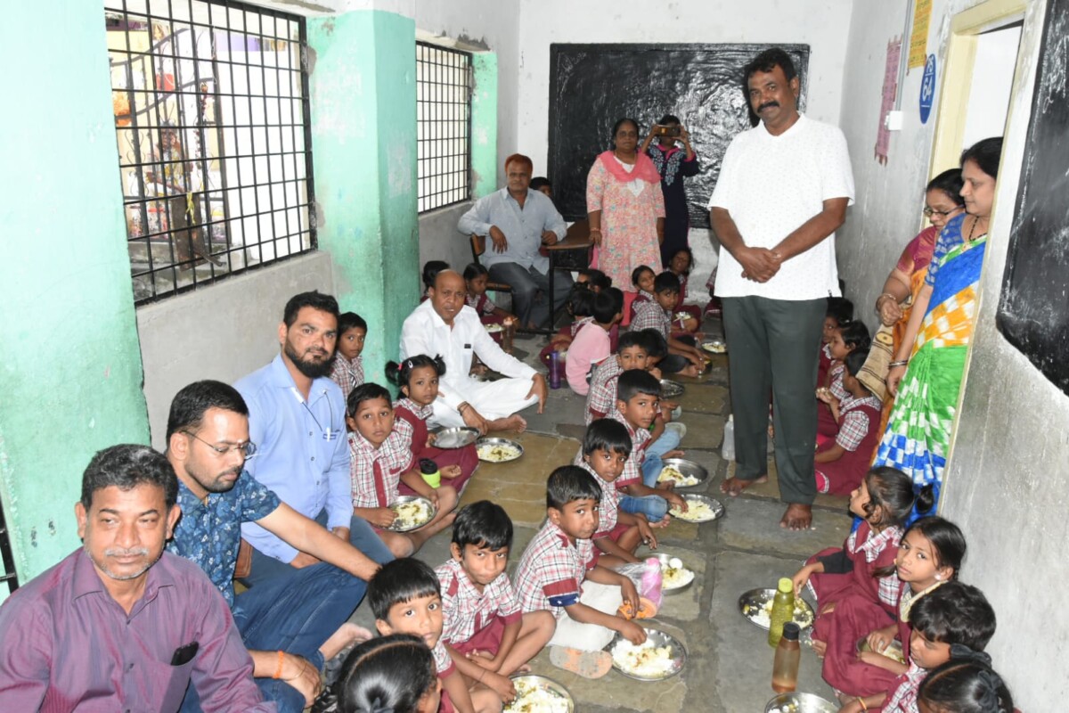 అంగన్వాడి విద్యార్థులతో కలిసి భోజనం చేసిన కార్పొరేటర్ ప్రేమ్ కుమార్