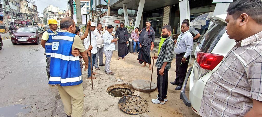 హైదర్ నగర్ డివిజన్ పరిధిలోని నిజాంపేట్ రోడ్డు లో తలెత్తిన డ్రైనేజి సమస్య