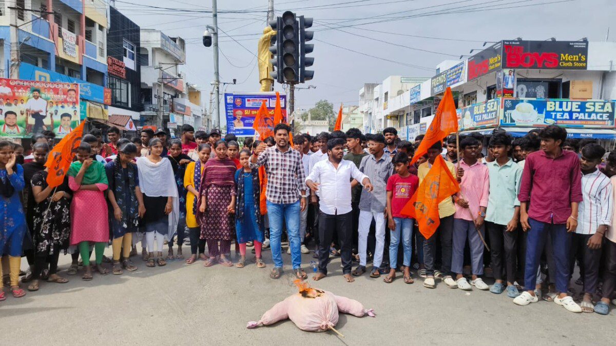 బాసర త్రిబుల్ ఐటీ విద్యార్థిని స్వాతి ప్రియ ఆత్మహత్యకు నిరసన తెలిపిన : ఏబీవీపీ