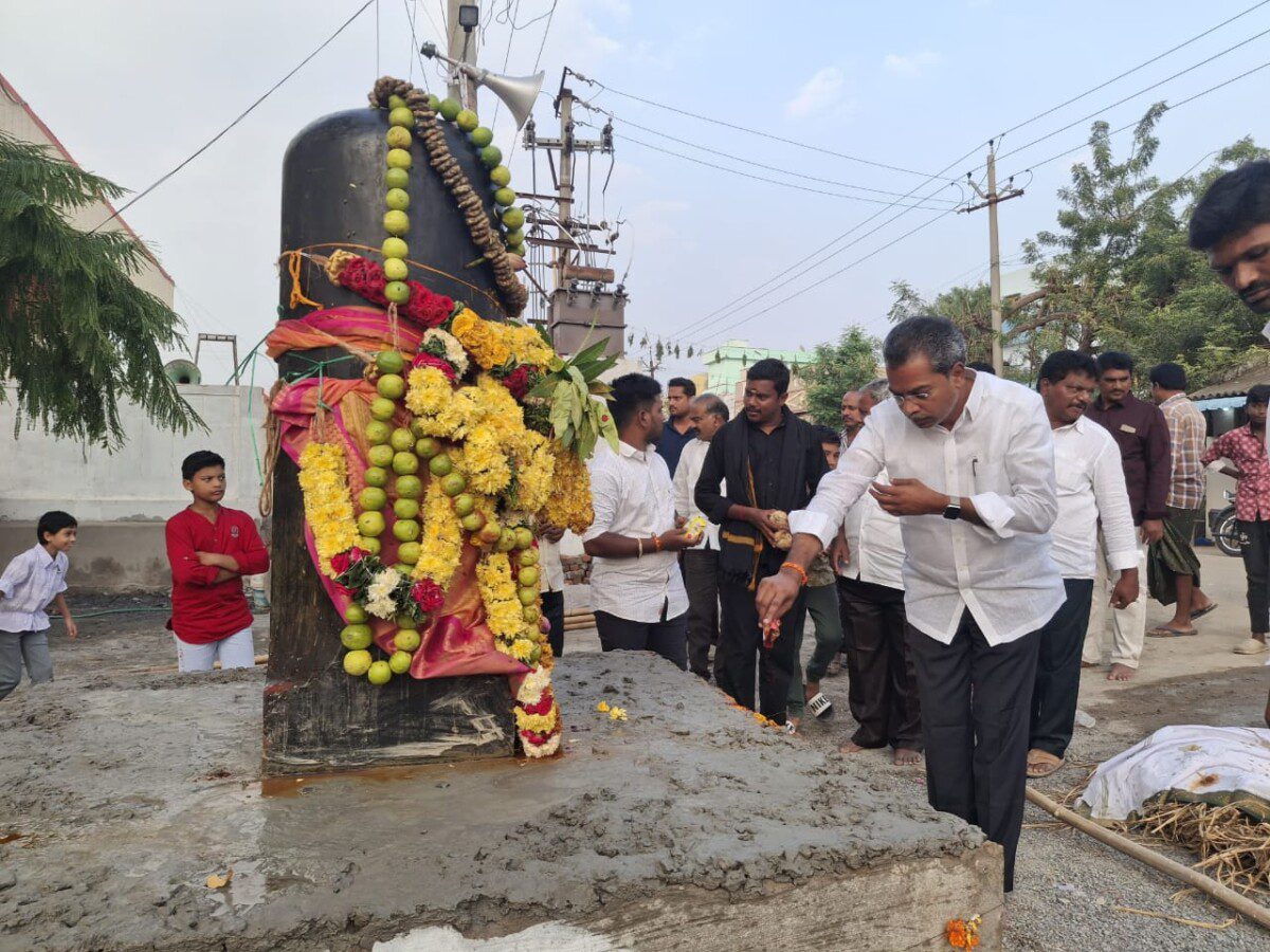 నాభిశిల (బొడ్డురాయి)కు పూజలు చేసిన శాసనసభ్యులు కృష్ణప్రసాదు