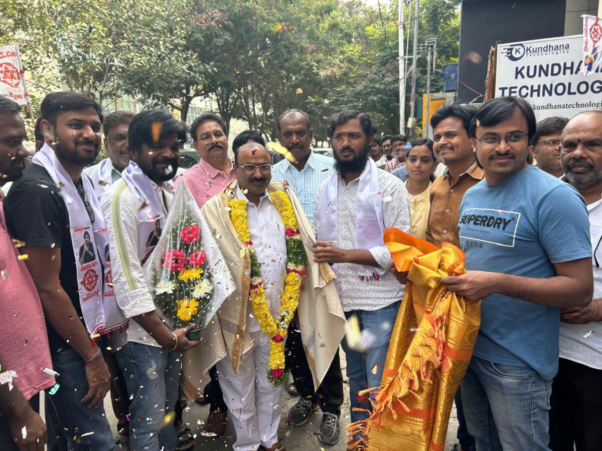 జన సైనికుడు స్వర్ణపురి మహేష్ ని అభినందించిన ముమ్మారెడ్డి ప్రేమ కుమార్