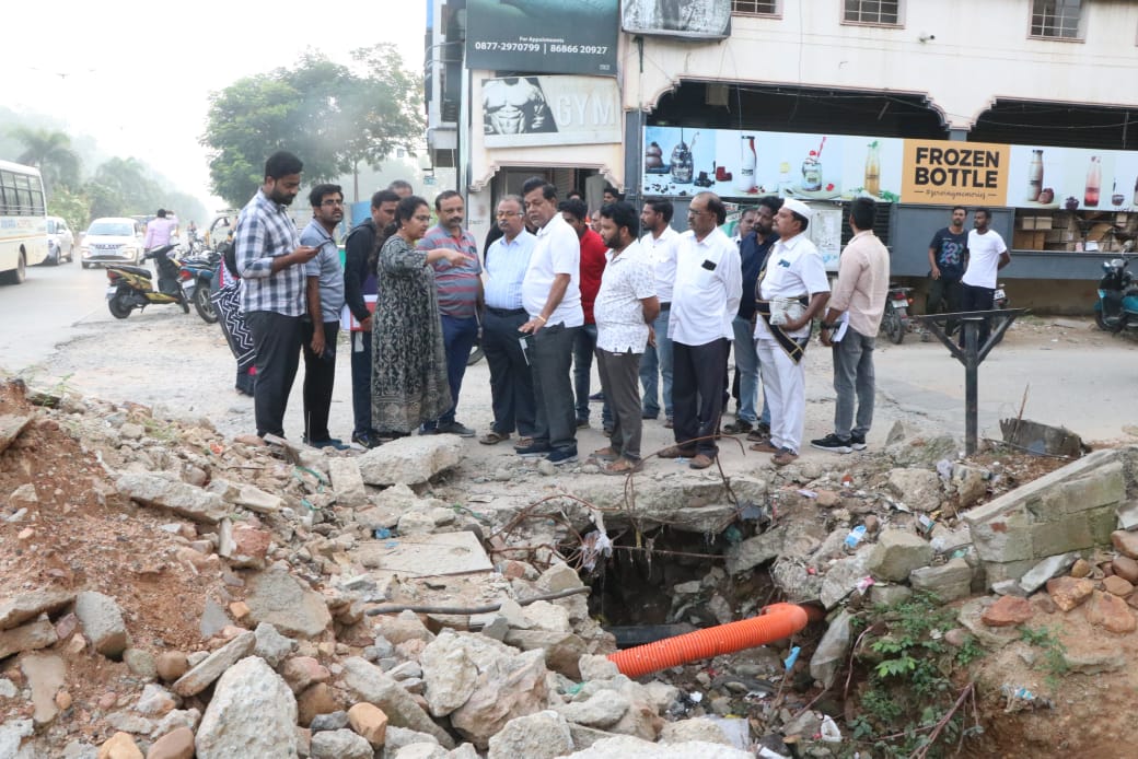 అసంపూర్తిగా ఉన్న మురుగు కాలువలు త్వరగా పూర్తి చేయండి.