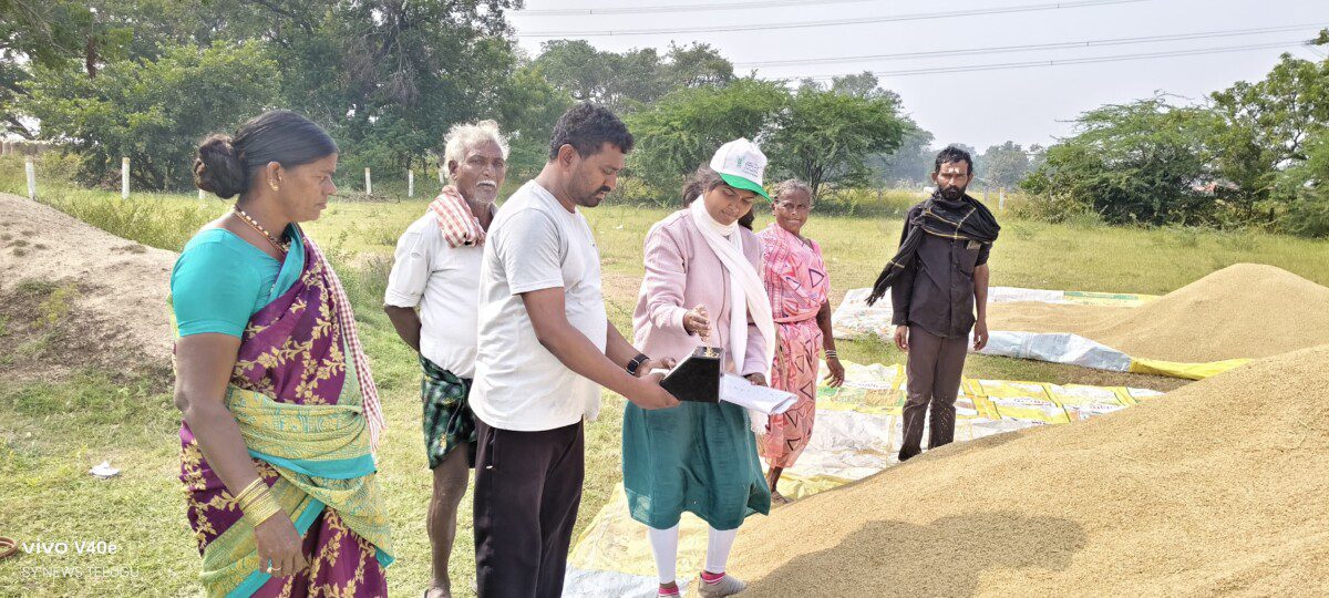 టేకుమట్ల ఎన్.డి.సి.ఎం.ఎస్ ధాన్యం కొనుగోలు కేంద్రంలో తేమ శాతం పరిశీలించిన ఏఈఓ స్వాతి.