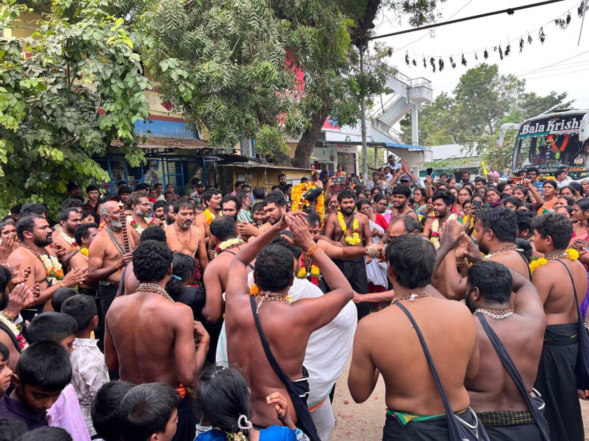 అయ్యప్ప దర్శనానికి బయలెల్లిన అయ్యప్ప మాలధారులు